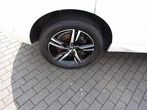 Volvo  B4  R Design 2WD