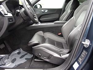 Volvo  B4 Plus Dark 2WD
