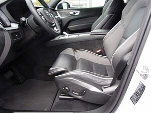 Volvo  B4 Plus Dark AWD