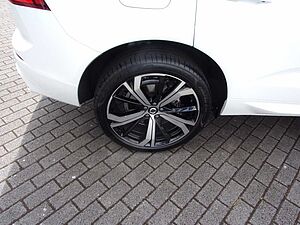 Volvo  B4 Ultimate Dark 2WD