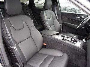 Volvo  B4 Plus Dark