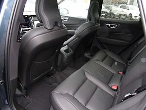Volvo  B4 Plus Dark