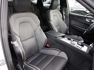 Volvo  B4 Plus Dark AWD