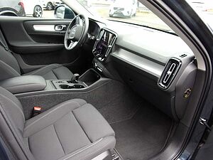 Volvo  B4  Momentum Pro 2WD