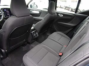 Volvo  B4  Momentum Pro 2WD