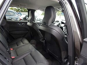 Volvo  B4 Momentum Pro AWD