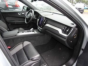 Volvo  B4 Ultimate Dark 2WD
