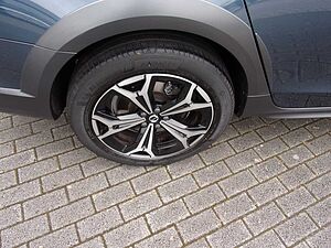 Volvo  B4 Cross Country Pro AWD
