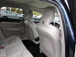 Volvo  B4 Cross Country Pro AWD