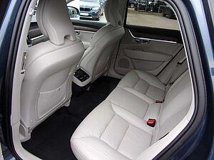 Volvo  B4 Cross Country Pro AWD