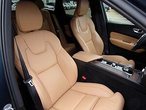 Volvo  B4 Plus Dark 2WD