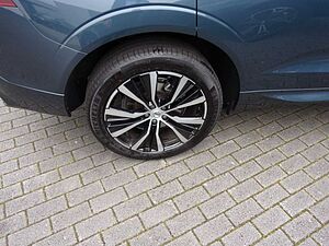 Volvo  B4 Plus Dark 2WD