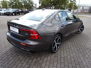 Volvo  B4 Lim. Plus Dark