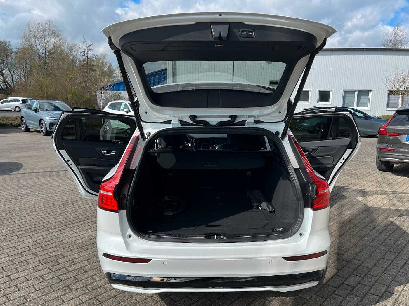 Volvo  T6 Recharge AWD Geartr.  PLUS DARK - Sofort