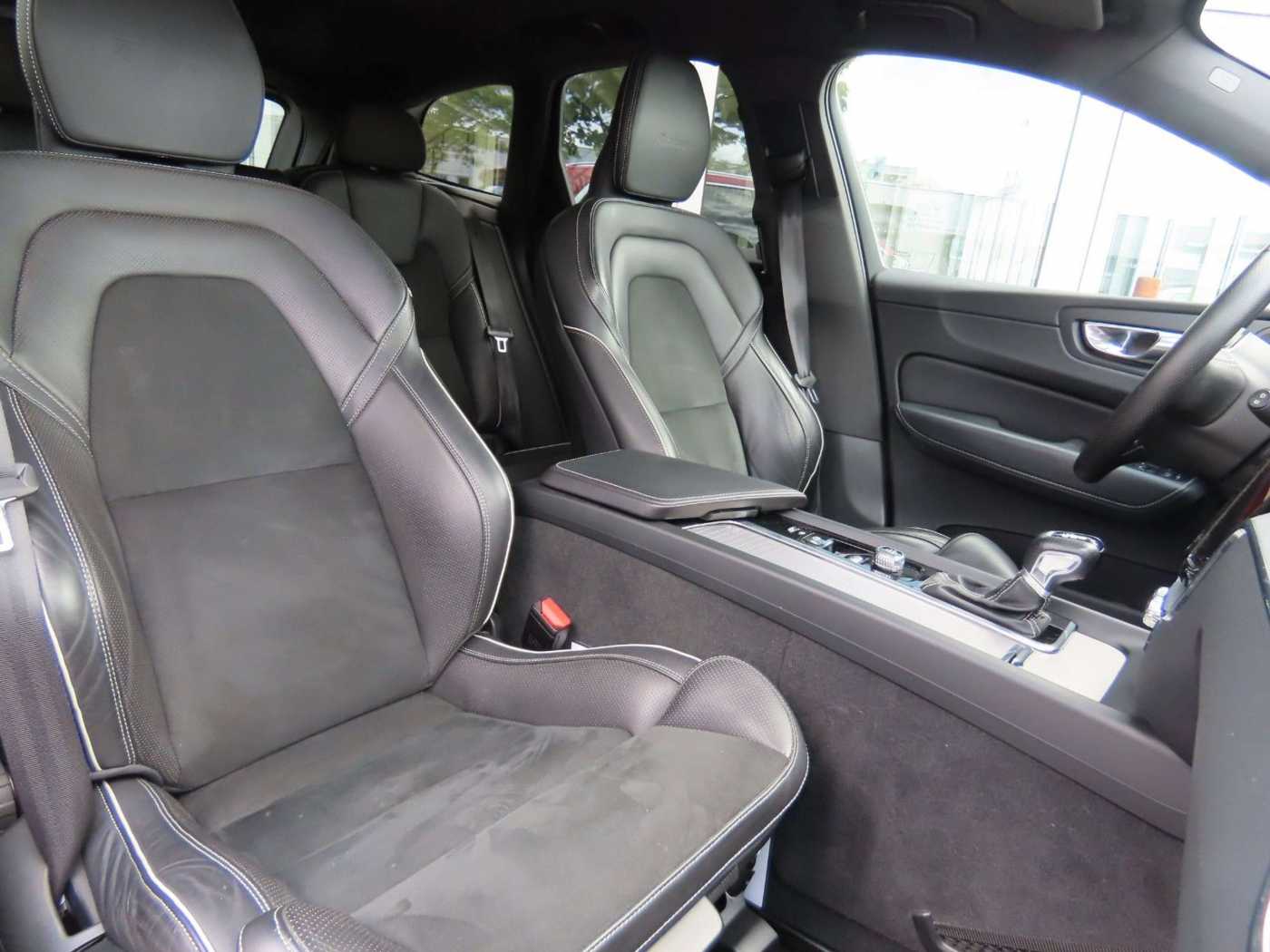 Volvo  R Design 2WD