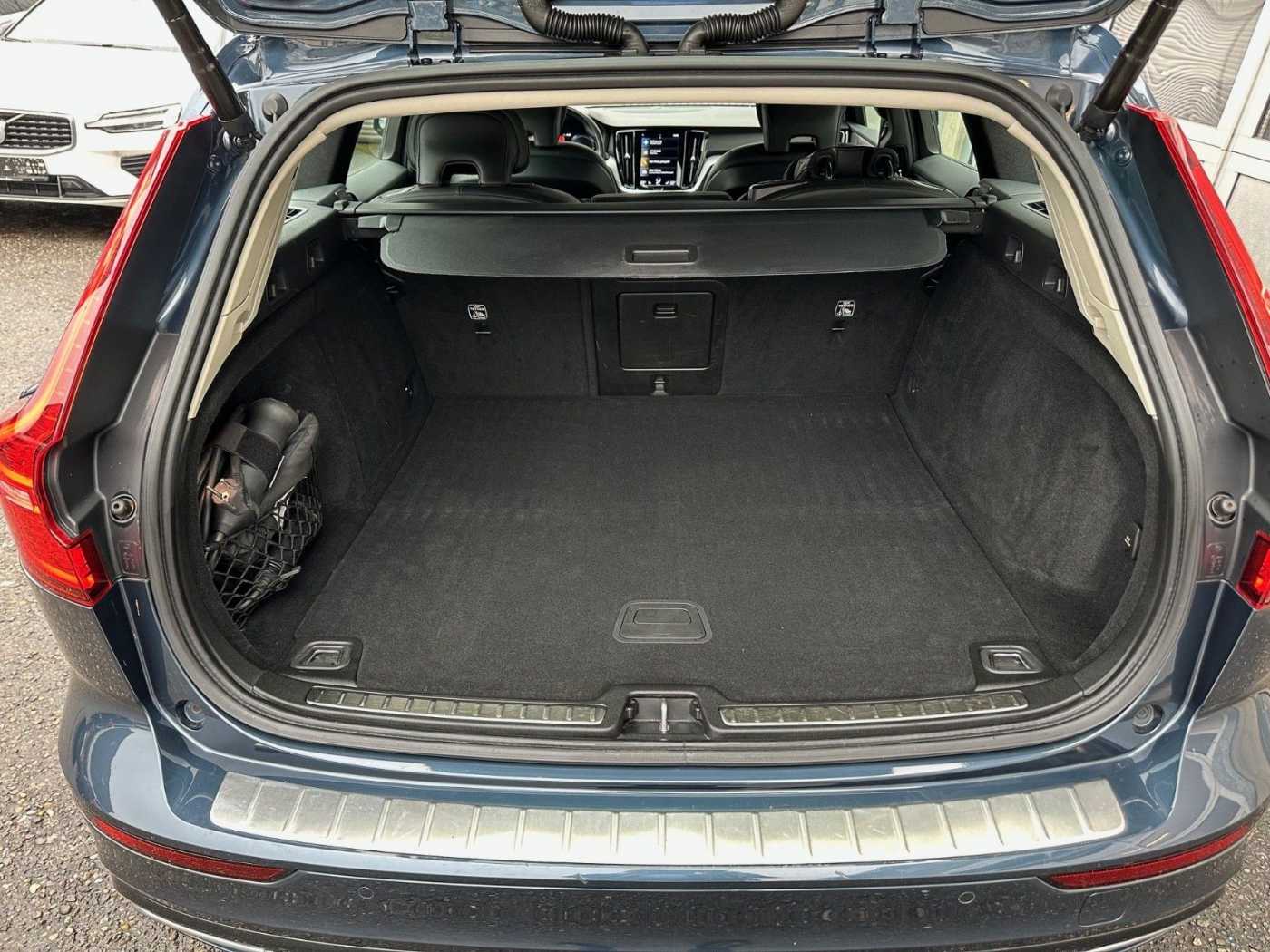 Volvo  T8 R-Design Expression AWD Plug-In Hybrid