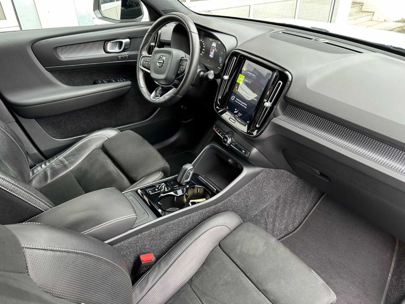 Volvo  T4 R-Design AWD