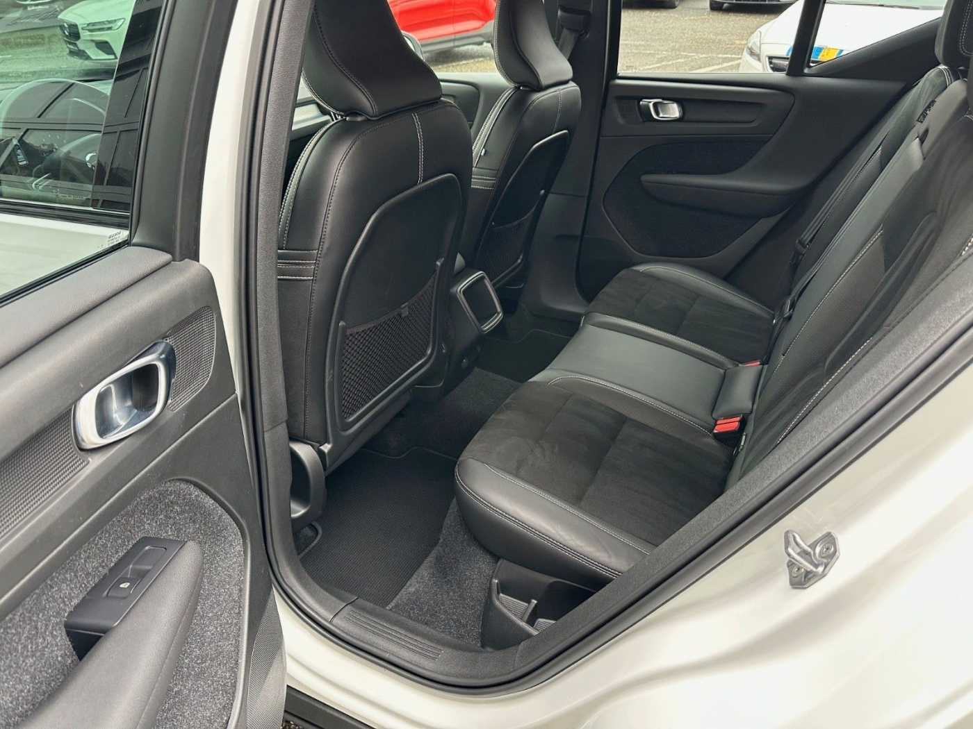 Volvo  T4 R-Design AWD