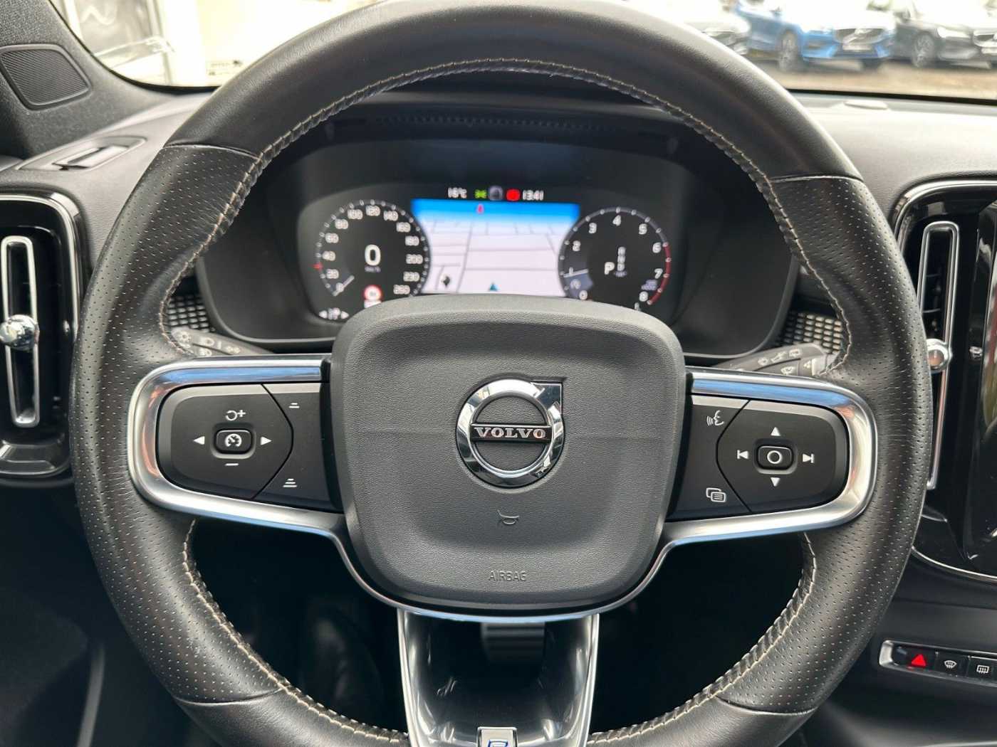 Volvo  T4 R-Design AWD