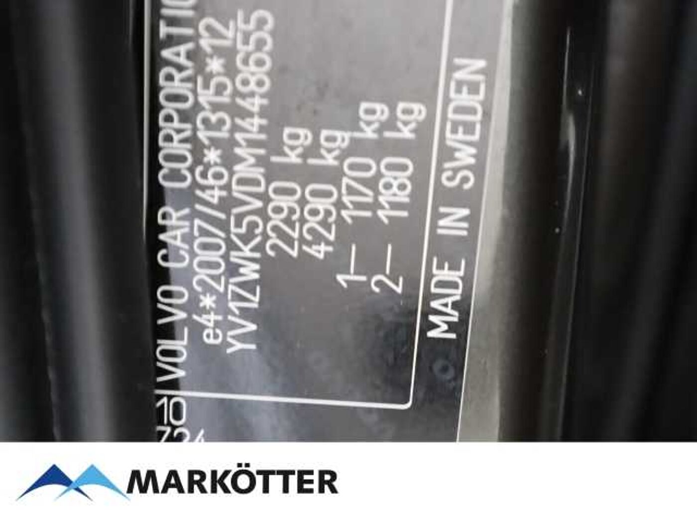 Volvo  B4 Momentum Pro AHK/STHZ/H&K/BLIS/Voll-LED