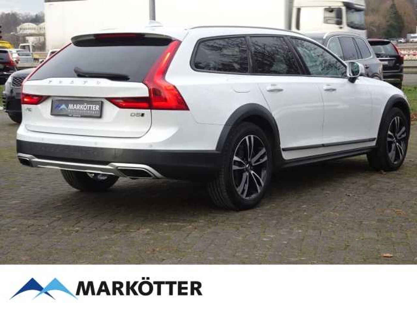 Volvo  D5 Momentum Pro AWD/NAVI/LED/AHK/PDC/HuD