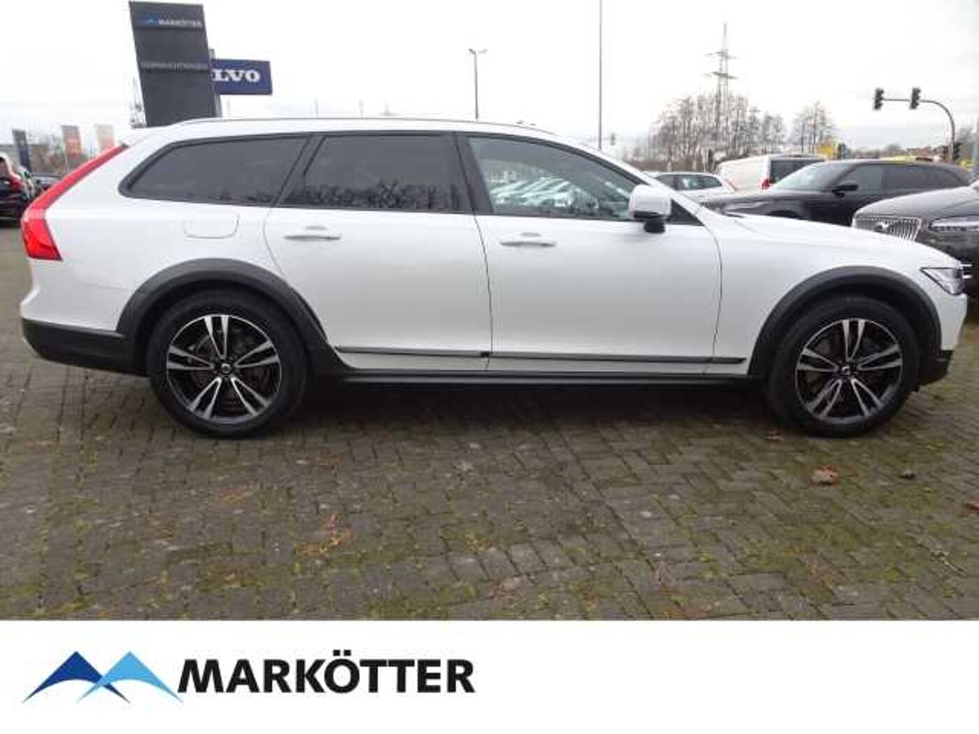 Volvo  D5 Momentum Pro AWD/NAVI/LED/AHK/PDC/HuD