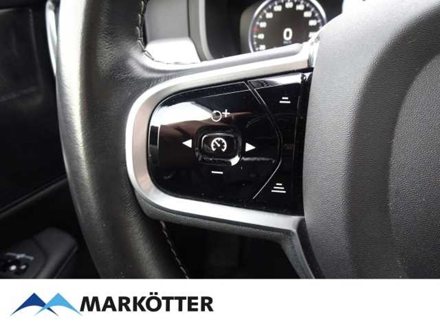 Volvo  D5 Momentum Pro AWD/NAVI/LED/AHK/PDC/HuD