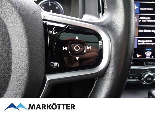 Volvo  D5 Momentum Pro AWD/NAVI/LED/AHK/PDC/HuD