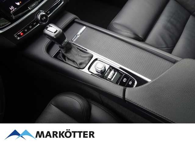 Volvo  D5 Momentum Pro AWD/NAVI/LED/AHK/PDC/HuD