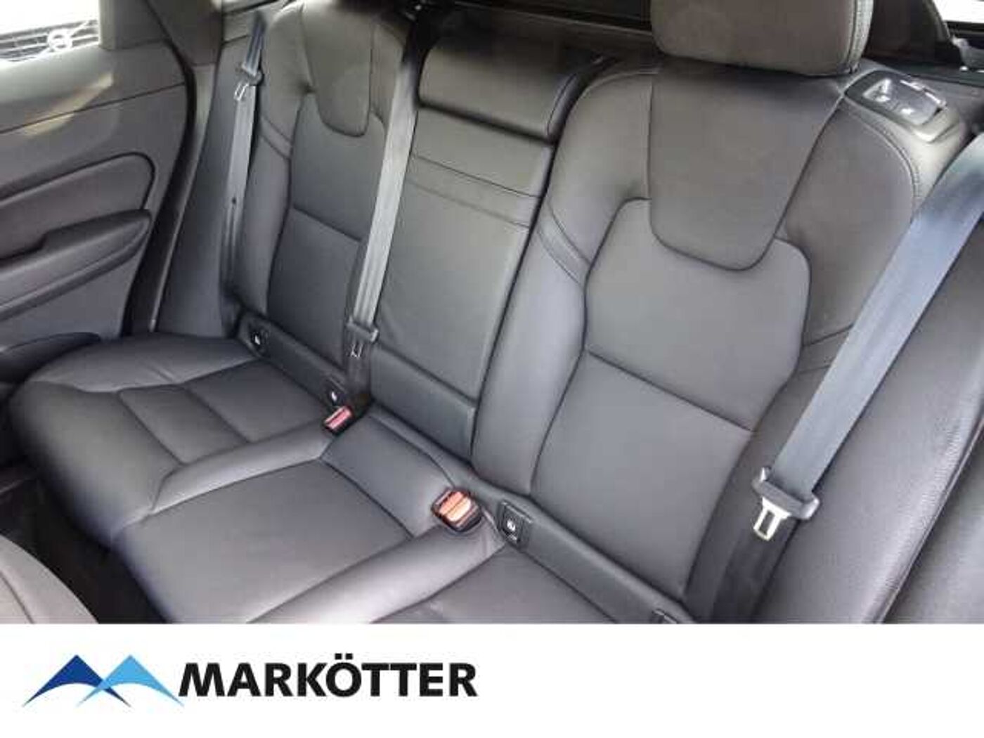 Volvo  Momentum Pro D4 2WD/Navi/AHK/H&K/Cam/SHZ/BLIS