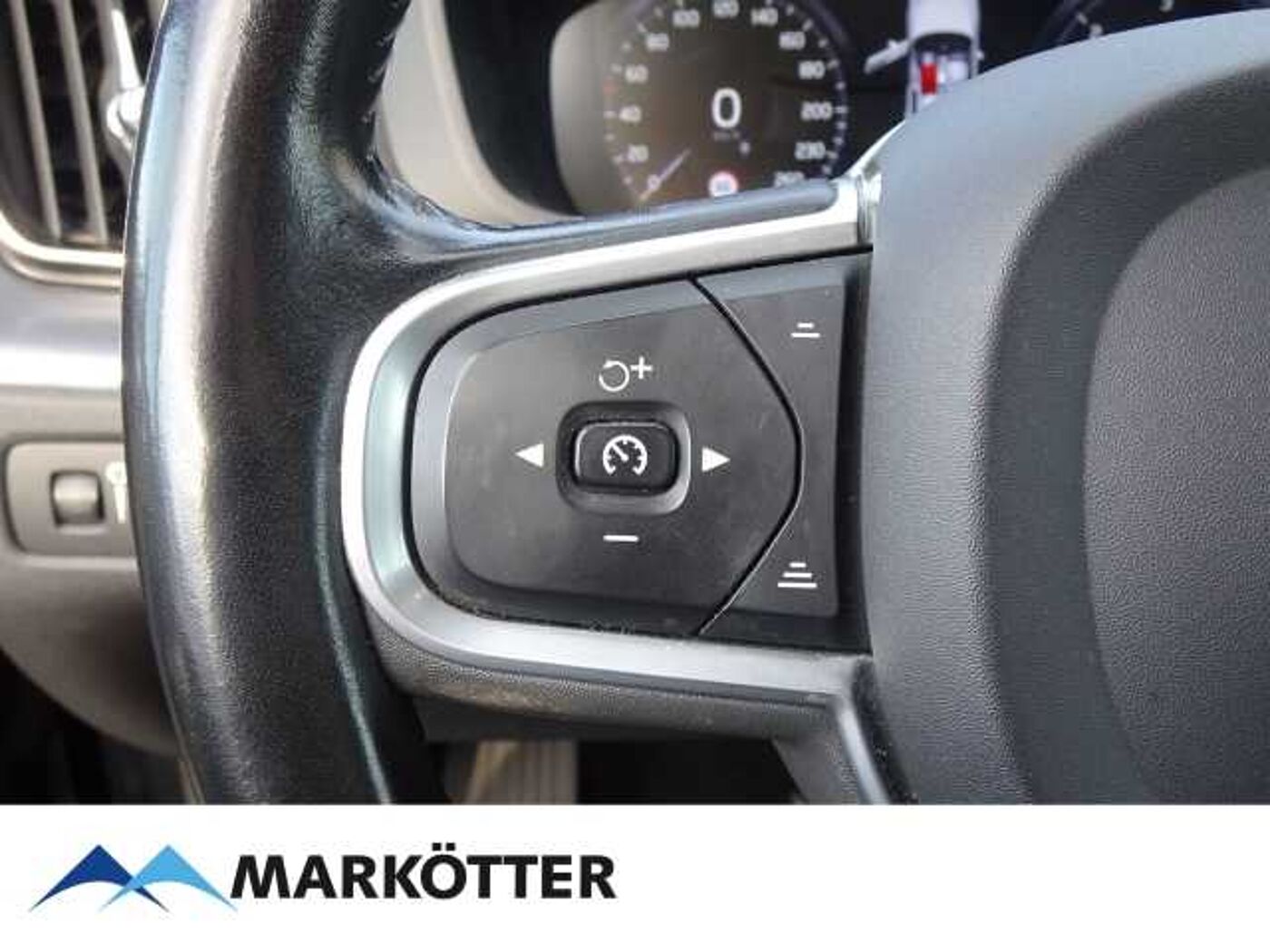 Volvo  Momentum Pro D4 2WD/Navi/AHK/H&K/Cam/SHZ/BLIS