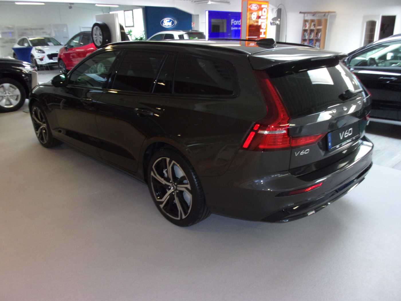 Volvo  V60 Recharge Plus, T6 AWD Plug-in Hybrid, Elektrisch/Benzin, Dark