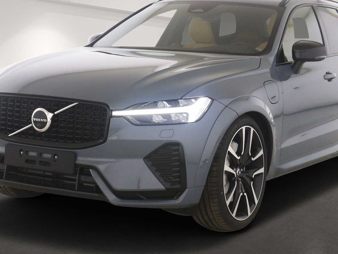 Volvo  Ultra Dark Recharge Plug-In Hybrid AWD T8 E