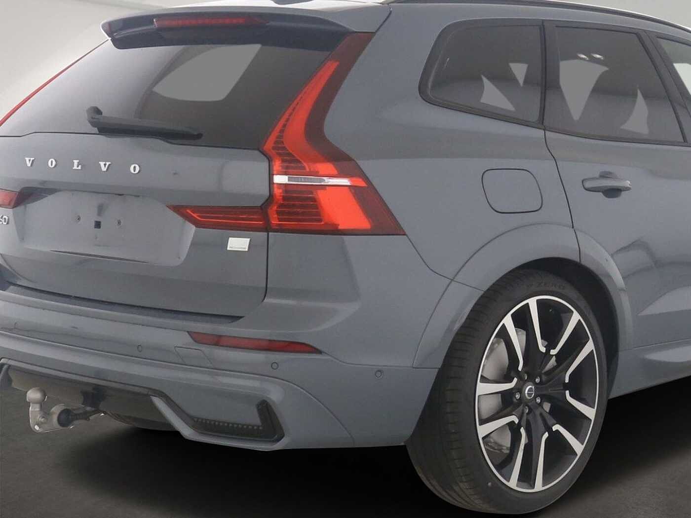 Volvo  Ultra Dark Recharge Plug-In Hybrid AWD T8 E