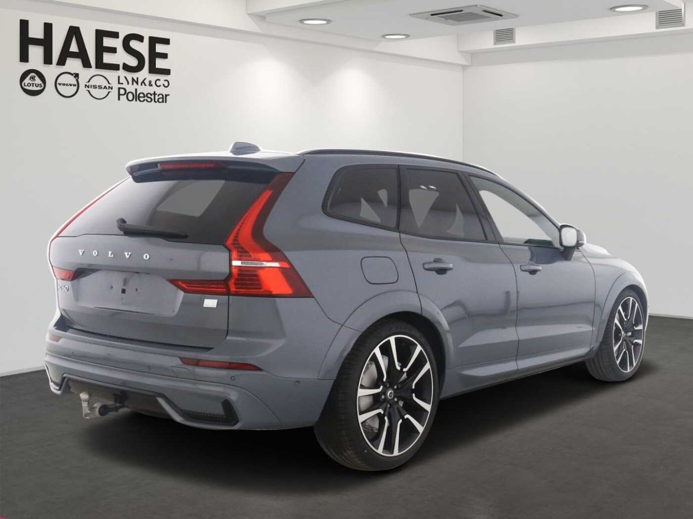 Volvo  Ultra Dark Recharge Plug-In Hybrid AWD T8 E