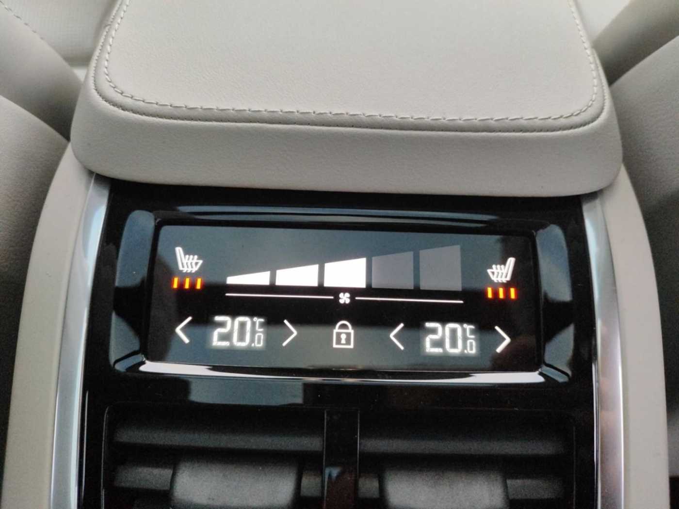 Volvo  Recharge T8 AWD Plug-In-Hybrid Ultra Dark *