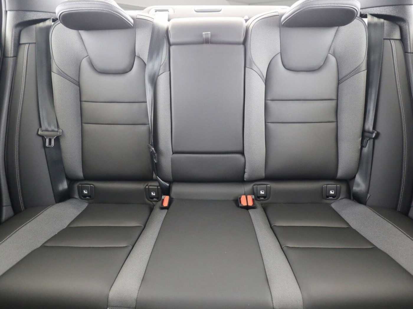 Volvo  Ultimate Dark AWD B5 EU6d HUD StandHZG AHK L