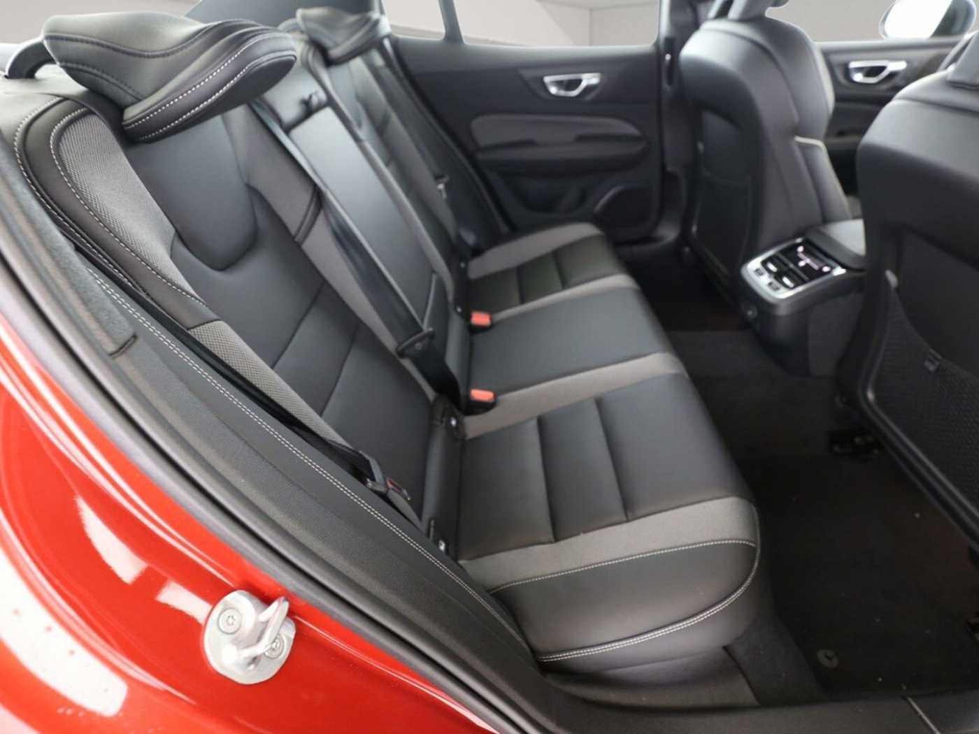 Volvo  Ultimate Dark AWD B5 EU6d HUD StandHZG AHK L