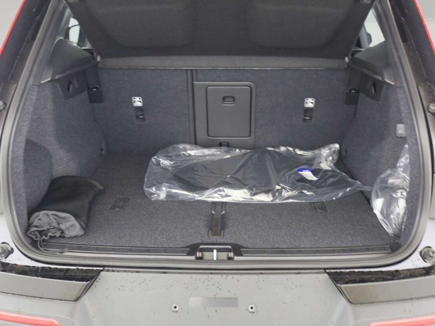 Volvo  Ultra Dark B4 EU6e AHK Leder Digitales Cock
