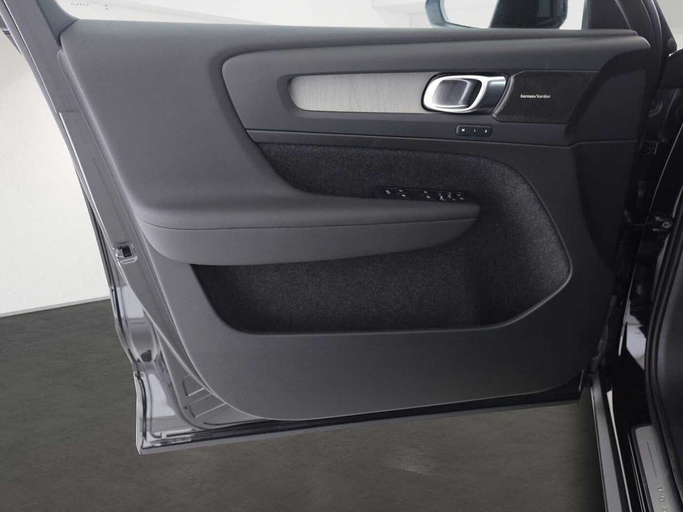 Volvo  Ultra Dark B4 EU6e AHK Leder Digitales Cock