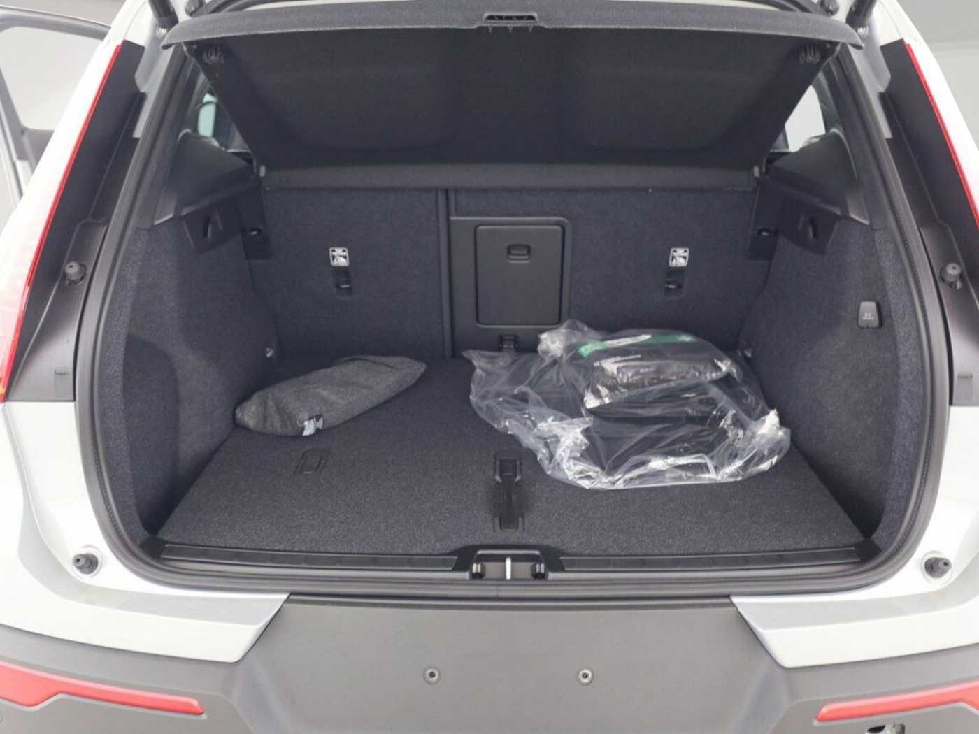 Volvo  Ultra Dark B4 EU6e Leder Digitales Cockpit