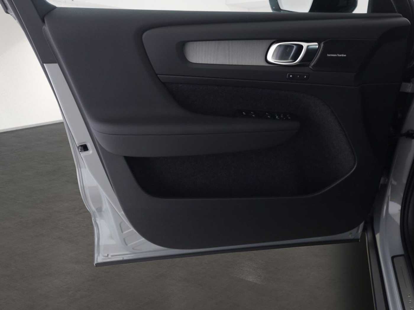 Volvo  Ultra Dark B4 EU6e Leder Digitales Cockpit