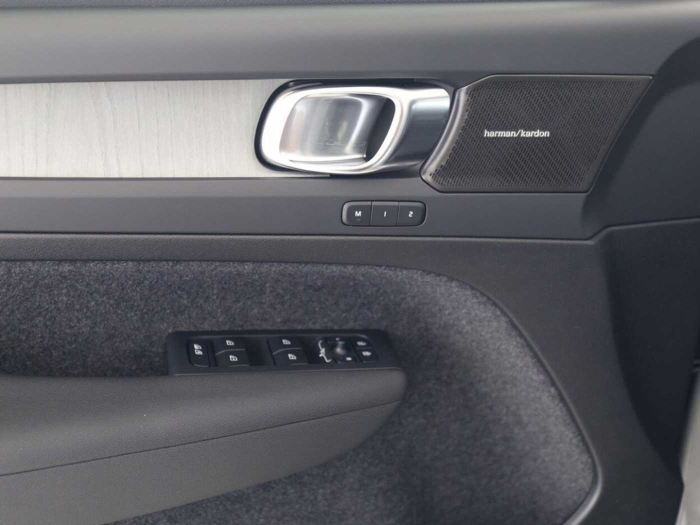 Volvo  Ultra Dark B4 EU6e Leder Digitales Cockpit