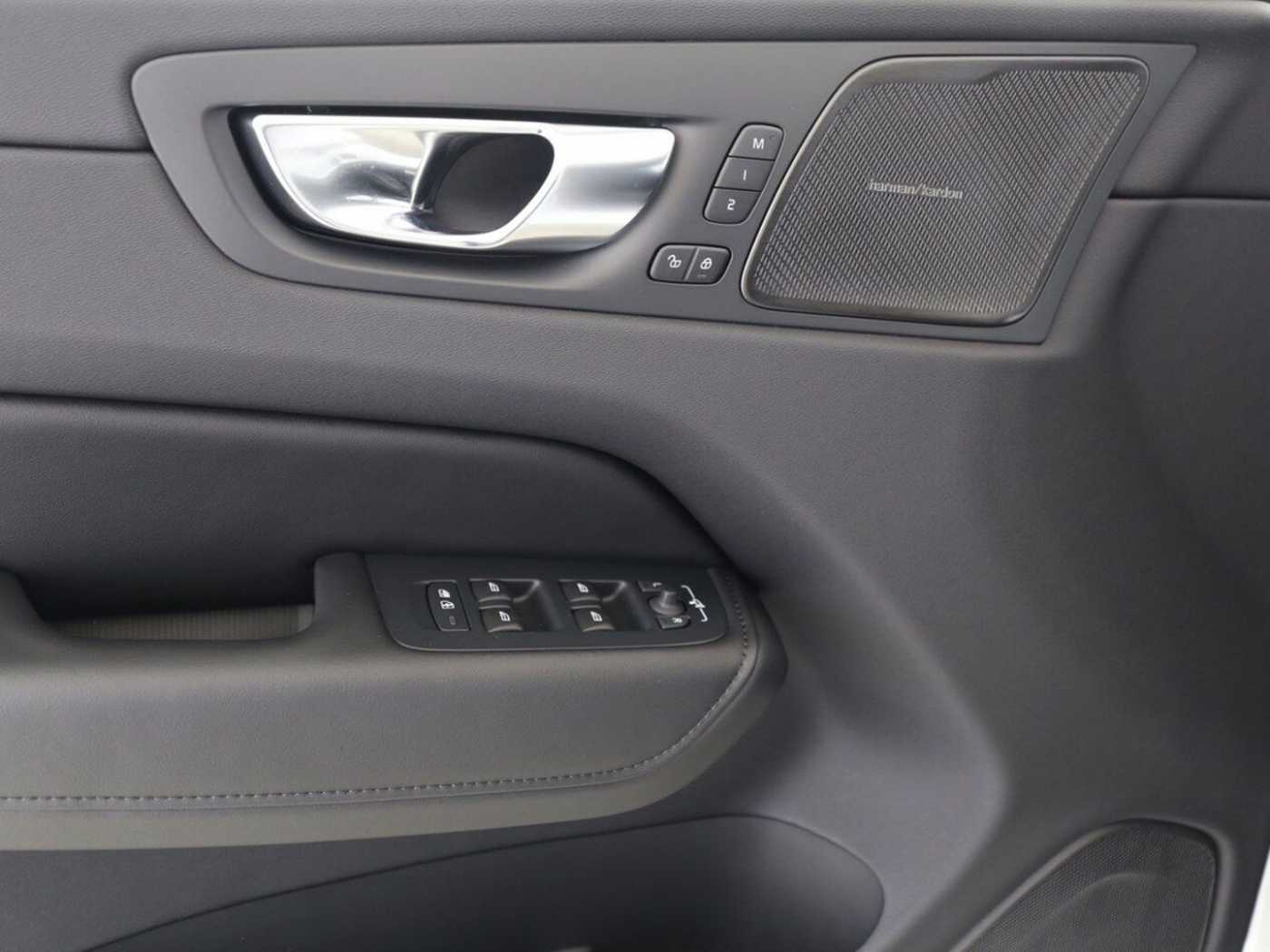 Volvo  T8 Ultra Dark Recharge Plug-In Hybrid AWD E