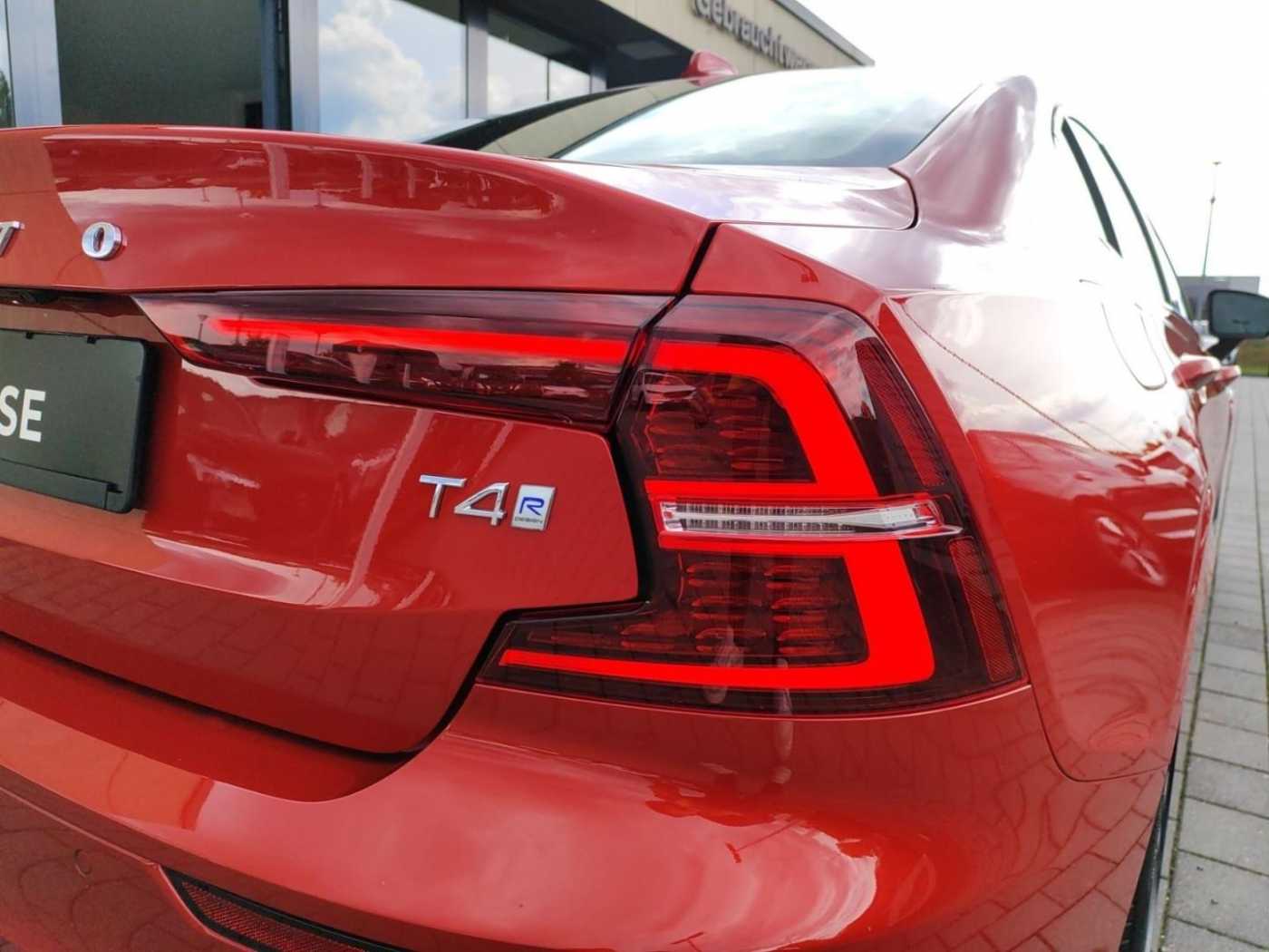 Volvo  T4 EU6d-T Lim. R Design StandHZG Navi Digita