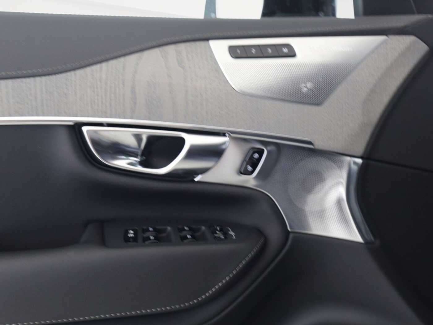 Volvo  Ultra Dark Plug-In Hybrid AWD T8 Twin Engin