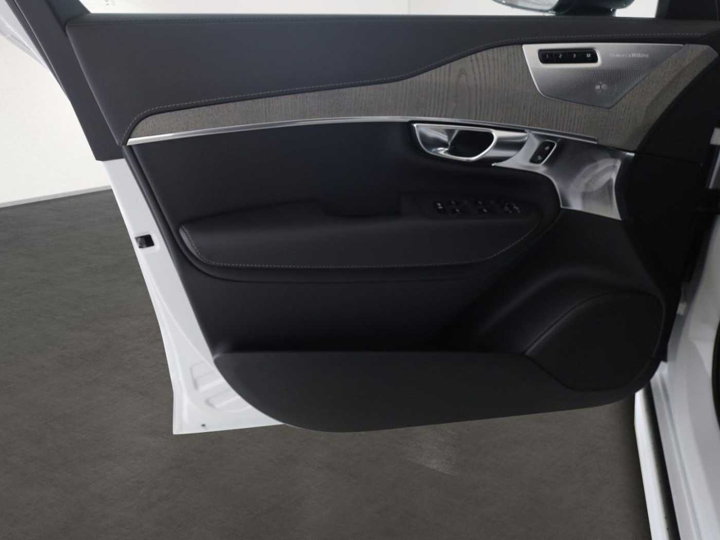 Volvo  T8 Ultra Dark Recharge Plug-In Hybrid AWD E