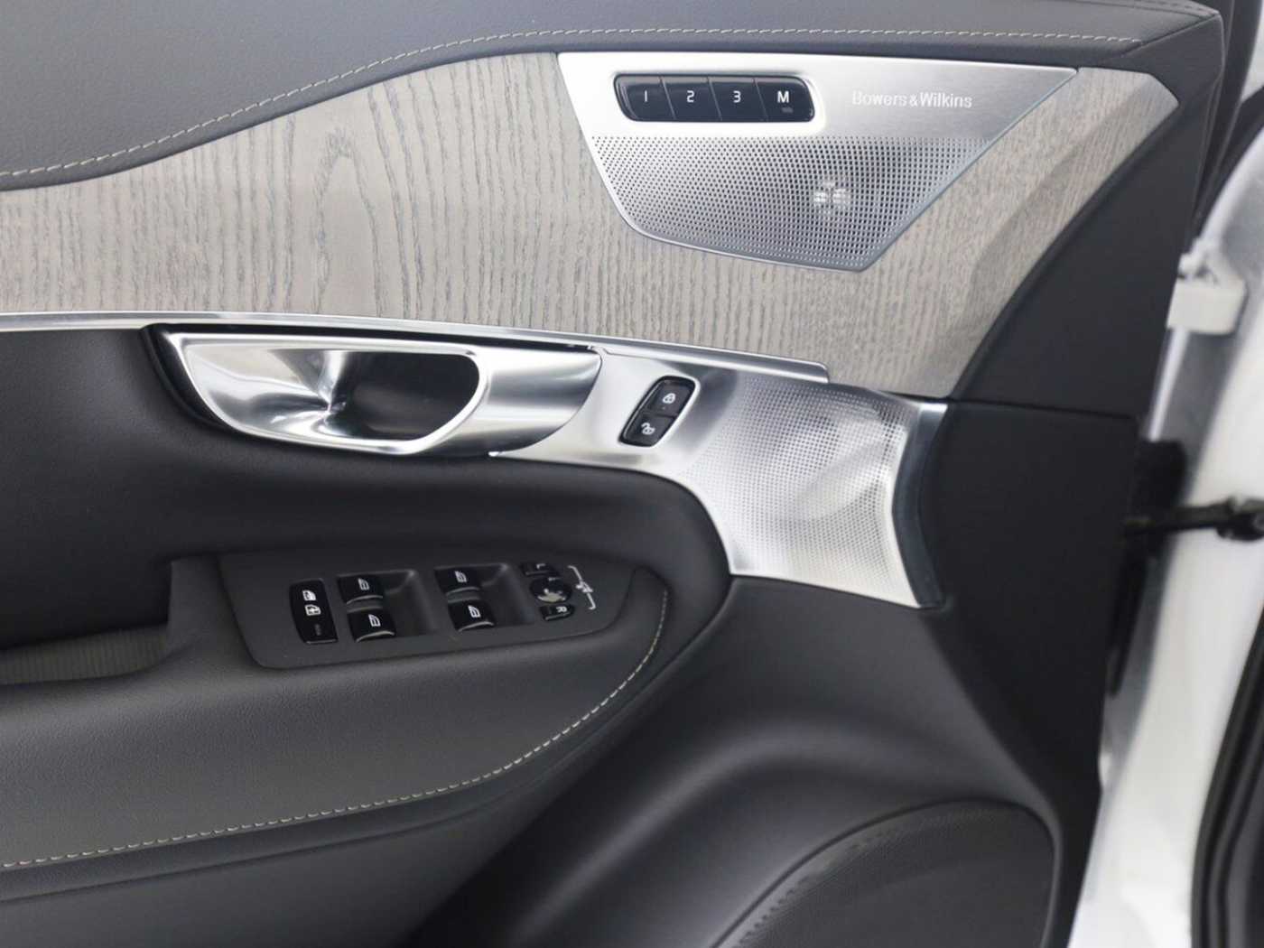 Volvo  T8 Ultra Dark Recharge Plug-In Hybrid AWD E