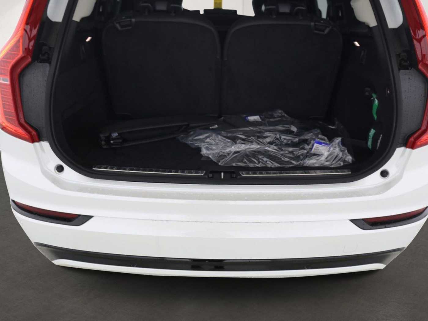 Volvo  T8 Ultra Dark Recharge Plug-In Hybrid AWD E