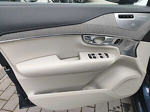 Volvo  Recharge T8 AWD Plug-In-Hybrid Ultra Dark *